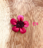Broches rojos